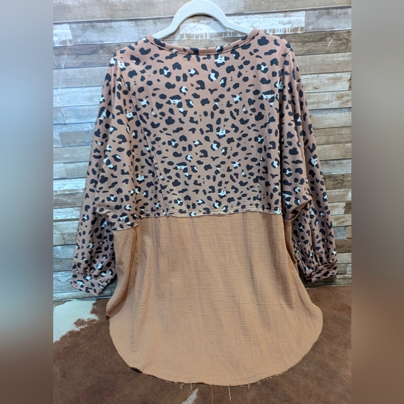 New Textured Raw Edge Drop Shoulder Animal Print W/Tan Hi Lo Side Slit Tunic - Picture 9 of 14